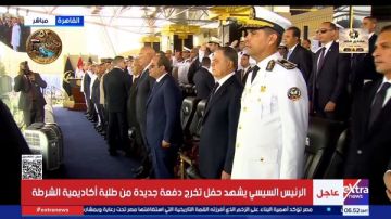 حرس الشرف يؤدون السلام الوطني أمام الرئيس السيسي حرس الشرف يؤدون السلام الوطني أمام الرئيس السيسي