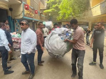 حملات مكثفة بحي جنوب الجيزة لإزالة الإشغالات وضبط المخالفات البيئية بالمنيب والبحر الأعظم.. صور حملات مكثفة بحي جنوب الجيزة لإزالة الإشغالات وضبط المخالفات البيئية بالمنيب والبحر الأعظم.. صور