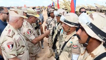 وزير الدفاع يشهد إجراءات تفتيش الحرب لأحد تشكيلات المنطقة الشمالية العسكرية.. فيديو وصور وزير الدفاع يشهد إجراءات تفتيش الحرب لأحد تشكيلات المنطقة الشمالية العسكرية.. فيديو وصور