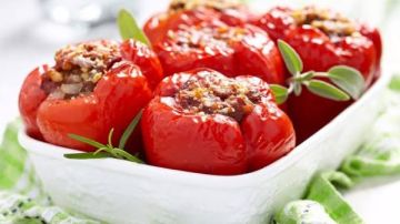 طريقة عمل الفلفل المحشي بالأرز والجبنة طريقة عمل الفلفل المحشي بالأرز والجبنة