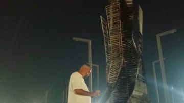 حماية بورسعيد المدنية تعاود عمليات التبريد بحريق ميدان الساعة بعد تجدد تصاعد الأدخنة حماية بورسعيد المدنية تعاود عمليات التبريد بحريق ميدان الساعة بعد تجدد تصاعد الأدخنة