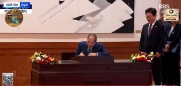 الرئيس السيسي يوقع في دفتر التشريفات بالقصر الرئاسي في سول