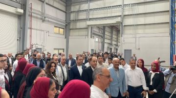 رئيس الوزراء يصطحب طلاب الجامعات بالسويس لزيادة وعي الشباب بما يجري على أرض محافظتهم.. صور رئيس الوزراء يصطحب طلاب الجامعات بالسويس لزيادة وعي الشباب بما يجري على أرض محافظتهم.. صور