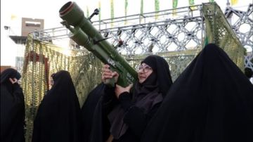 بينهن مذيعة التلفزيون الرسمي.. طهران تنظم أول دورة تدريب عسكري للنساء بينهن مذيعة التلفزيون الرسمي.. طهران تنظم أول دورة تدريب عسكري للنساء