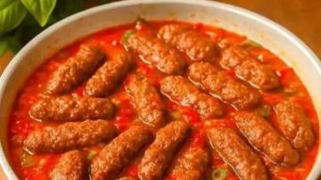 كفتة بالأرز والصلصة الحمراء.. أكلة مصرية بطعم زمان وطريقة تحضير مختلفة كفتة بالأرز والصلصة الحمراء.. أكلة مصرية بطعم زمان وطريقة تحضير مختلفة