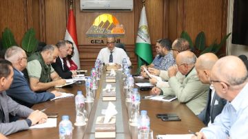 محافظ الجيزة يبحث إنهاء أعمال المرافق المتعارضة مع مشروعات الرصف بحدائق الأهرام