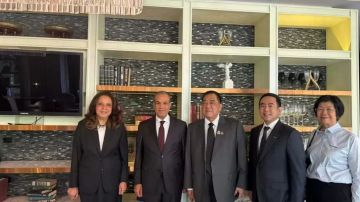 وزير الخارجية يلتقي رئيس غرفة التجارة التايلاندية وزير الخارجية يلتقي رئيس غرفة التجارة التايلاندية