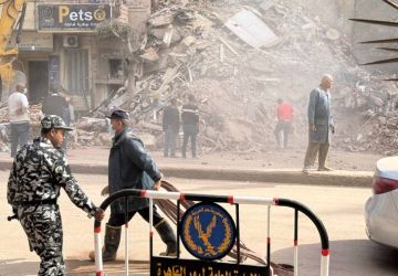 انتشال جثمان سيدة من تحت أنقاض مبنى الإسكندرية المنهار والبحث جار عن آخرين انتشال جثمان سيدة من تحت أنقاض مبنى الإسكندرية المنهار والبحث جار عن آخرين