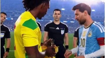 منتخب بنين يهدي ميسي تذكارا تاريخيا في ليلة الوداع .. صور منتخب بنين يهدي ميسي تذكارا تاريخيا في ليلة الوداع .. صور