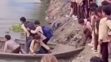 أهالي السافية بالدقهلية يطالبون بكوبري لإنقاذ التلاميذ من مخاطر عبور بحر حادوس أهالي السافية بالدقهلية يطالبون بكوبري لإنقاذ التلاميذ من مخاطر عبور بحر حادوس