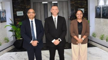 محافظ أسوان يستقبل سفير جمهورية سريلانكا بالقاهرة.. ويبحثان تعزيز التعاون بين الجانبين محافظ أسوان يستقبل سفير جمهورية سريلانكا بالقاهرة.. ويبحثان تعزيز التعاون بين الجانبين