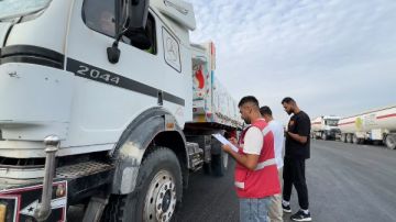 الهلال الأحمر يطلق قافلة زاد العزة 295 الهلال الأحمر يطلق قافلة زاد العزة 295