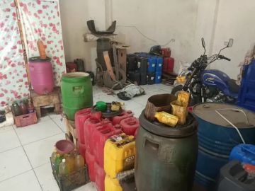 تموين كفر الشيخ يشن حملة مكبرة بقلين تضبط أكثر من 4 آلاف لتر بنزين 80.. صور