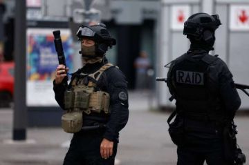 حادثة نفق المانش.. إصابة 19 شخصا في اصطدام حافلة بقطار شمال فرنسا