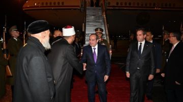 لحظة وصول الرئيس السيسي إلى المجر لحظة وصول الرئيس السيسي إلى المجر