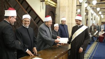بجوائز مالية كبيرة.. الأزهر يكرم أوائل مسابقة القارئ الفقيه ويمنح الفائز الأول 150 ألف جنيه بجوائز مالية كبيرة.. الأزهر يكرم أوائل مسابقة القارئ الفقيه ويمنح الفائز الأول 150 ألف جنيه