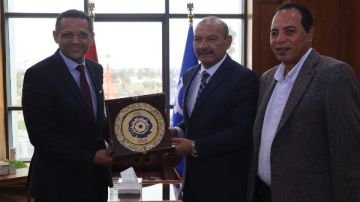 في عيدها الـ53.. محافظ السويس يستقبل نقيب الصحفيين وسكرتير عام النقابة في عيدها الـ53.. محافظ السويس يستقبل نقيب الصحفيين وسكرتير عام النقابة