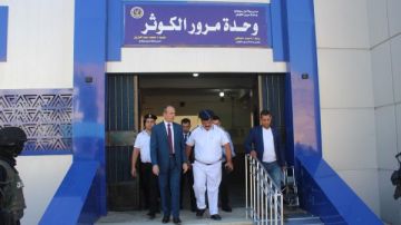 الشباك الواحد يدخل الخدمة في سوهاج.. مدير الأمن يتابع التجربة ميدانيا ويستمع للمواطنين الشباك الواحد يدخل الخدمة في سوهاج.. مدير الأمن يتابع التجربة ميدانيا ويستمع للمواطنين