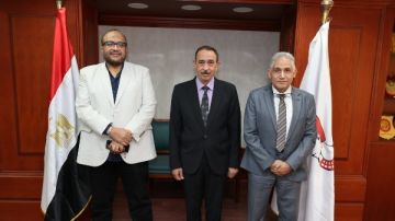 تغيير قيادات مياه الشرب بسوهاج.. المحافظ يرحب بالرئيس الجديد ويهدي درع المحافظة للسابق.. صور