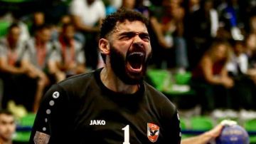 عبدالرحمن حميد يوضح حقيقة تجديد عقده مع الأهلي ويكشف موقفه من الرحيل
