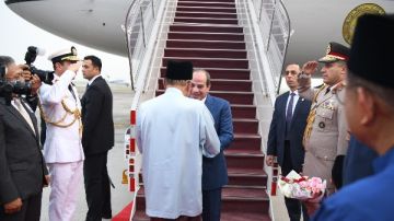 لحظة وصول الرئيس السيسي إلى ماليزيا في ثاني محطات جولته الأسيوية .. صور لحظة وصول الرئيس السيسي إلى ماليزيا في ثاني محطات جولته الأسيوية .. صور