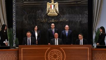 بحضور رئيس الوزراء.. كواليس توقيع أكبر عقد تمويل عقاري بقيمة 10 مليارات جنيه بحضور رئيس الوزراء.. كواليس توقيع أكبر عقد تمويل عقاري بقيمة 10 مليارات جنيه
