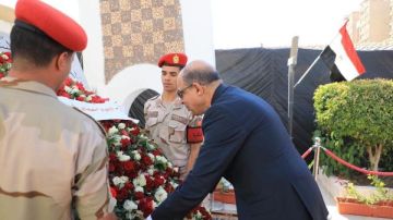 محافظ المنيا يضع إكليلا من الزهور على النصب التذكاري للشهداء