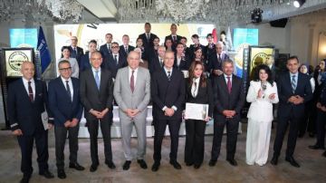 تقديرا لإسهاماتهم.. وزير الطيران يكرم نماذج من العاملين بمصر للطيران تقديرا لإسهاماتهم.. وزير الطيران يكرم نماذج من العاملين بمصر للطيران