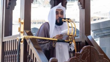 خطيب المسجد الحرام: استهداف مطار الملك خالد جريمة إرهابية وانتهاك لحرمة الأنفس خطيب المسجد الحرام: استهداف مطار الملك خالد جريمة إرهابية وانتهاك لحرمة الأنفس