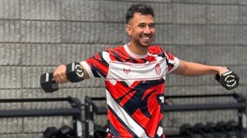 تريزيجيه يخطف الأنظار أثناء أداء التمارين داخل الجيم تريزيجيه يخطف الأنظار أثناء أداء التمارين داخل الجيم