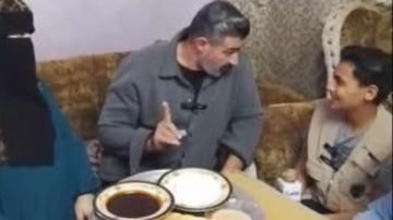 لفتة إنسانية.. ياسر جلال يزور الطفل زياد في منزله ويتناول معه الفطير والعسل لفتة إنسانية.. ياسر جلال يزور الطفل زياد في منزله ويتناول معه الفطير والعسل