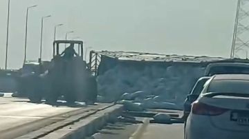 انقلاب تريلا محملة بالدقيق يتسبب في توقف الحركة على طريق شبرا بنها الحر انقلاب تريلا محملة بالدقيق يتسبب في توقف الحركة على طريق شبرا بنها الحر
