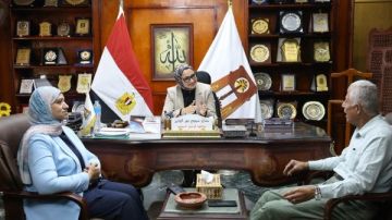 لبحث موقف المشروعات الجارية والمتعثرة محافظ الوادي الجديد تلتقي مستشار مجلس الوزراء لبحث موقف المشروعات الجارية والمتعثرة محافظ الوادي الجديد تلتقي مستشار مجلس الوزراء