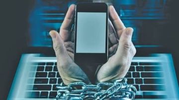 تعفن الدماغ والعزلة الاجتماعية.. تحذيرات من مخاطر الإفراط في استخدام السوشيال ميديا تعفن الدماغ والعزلة الاجتماعية.. تحذيرات من مخاطر الإفراط في استخدام السوشيال ميديا