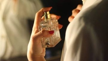 دار الإفتاء: يجوز للمرأة وضع العطر عند ذهابها للمسجد بشرط أمن الفتنة دار الإفتاء: يجوز للمرأة وضع العطر عند ذهابها للمسجد بشرط أمن الفتنة