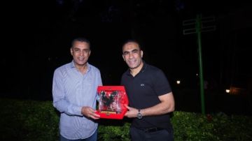 سيد عبد الحفيظ يهدي سفير مصر بأوغندا درع الأهلي سيد عبد الحفيظ يهدي سفير مصر بأوغندا درع الأهلي