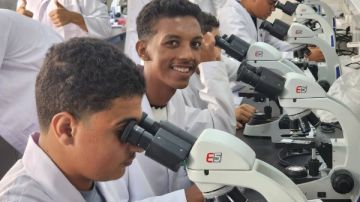 رئيس جامعة الإسماعيلية الجديدة الأهلية يتفقد كلية الصيدلة ويتحاور مع الطلاب رئيس جامعة الإسماعيلية الجديدة الأهلية يتفقد كلية الصيدلة ويتحاور مع الطلاب