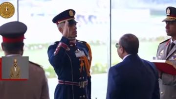 الرئيس السيسي يمنح الأنواط لأوائل الخريجين ويشهد أداء يمين الولاء الرئيس السيسي يمنح الأنواط لأوائل الخريجين ويشهد أداء يمين الولاء