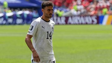 بعد الجراحة.. حمدي فتحي يعود إلى تدريبات الوكرة بالقناع الواقي بعد الجراحة.. حمدي فتحي يعود إلى تدريبات الوكرة بالقناع الواقي