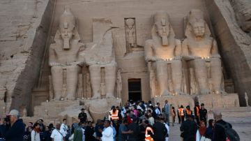 محافظ أسوان:7 آلاف سائح أجنبي يشهدون تعامد الشمس على وجه رمسيس الثاني بأبو سمبل محافظ أسوان:7 آلاف سائح أجنبي يشهدون تعامد الشمس على وجه رمسيس الثاني بأبو سمبل