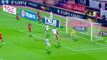 مصطفى شوبير ينقذ مرمى الأهلي.. خطأ من زيزو يمنح الزمالك فرصة خطيرة مصطفى شوبير ينقذ مرمى الأهلي.. خطأ من زيزو يمنح الزمالك فرصة خطيرة