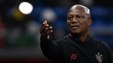 جعفر يؤكد استمرار المدرب أبياه مع المنتخب السوداني جعفر يؤكد استمرار المدرب أبياه مع المنتخب السوداني