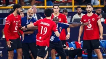 عبد الرحمن حميد يحتفل ببرونزية الأهلي العالمية علي طريقته الخاصة عبد الرحمن حميد يحتفل ببرونزية الأهلي العالمية علي طريقته الخاصة