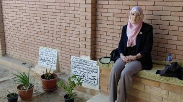 مشهد دفنهما لا يفارق ذاكرتي.. شمس البارودي أمام قبر زوجها حسن يوسف ونجلها: كلكم ستزورون المقابر مشهد دفنهما لا يفارق ذاكرتي.. شمس البارودي أمام قبر زوجها حسن يوسف ونجلها: كلكم ستزورون المقابر
