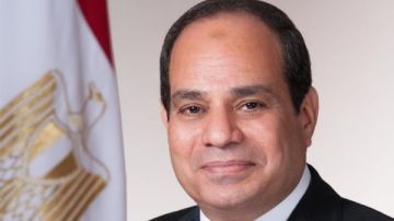 الرئيس السيسي يتسلم هدية تذكارية من رئيس أكاديمية الشرطة الرئيس السيسي يتسلم هدية تذكارية من رئيس أكاديمية الشرطة