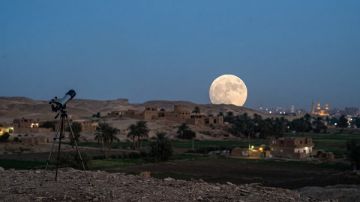 قمر الصيد يزين سماء مصر بعد غد.. وفرصة ذهبية لهواة الفلك لرصد تضاريسه قمر الصيد يزين سماء مصر بعد غد.. وفرصة ذهبية لهواة الفلك لرصد تضاريسه
