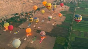 الأقصر.. 85 رحلة بالون طائر تقل 2100 سائح في مشهد سياحي يبشر بالخير الأقصر.. 85 رحلة بالون طائر تقل 2100 سائح في مشهد سياحي يبشر بالخير