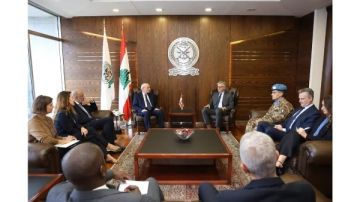 وزير الدفاع اللبناني: تمديد ولاية اليونيفيل ضرورية لتجنب الفراغ الأمني في جنوب لبنان وزير الدفاع اللبناني: تمديد ولاية اليونيفيل ضرورية لتجنب الفراغ الأمني في جنوب لبنان