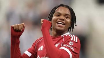 لاعب ليفربول: محمد صلاح أكثر لاعب تعلمت منه.. وسأظل ممتنا له لاعب ليفربول: محمد صلاح أكثر لاعب تعلمت منه.. وسأظل ممتنا له