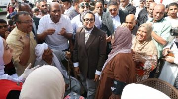 محافظ الوادي الجديد تتابع أعمال القافلة الطبية المجانية وتشيد بجهود فرق العمل بالقطاع الصحي